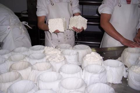 image Introduciendo el cuajo en el molde