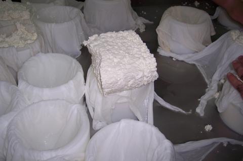 image Introduciendo el cuajo en el molde