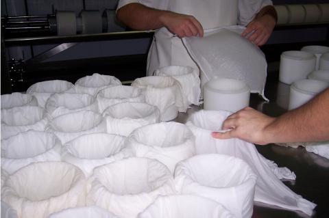 image Preparando moldes para rellenarlos
