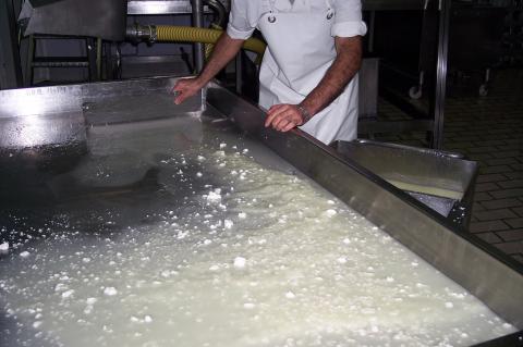 image Retirando restos de cuajo