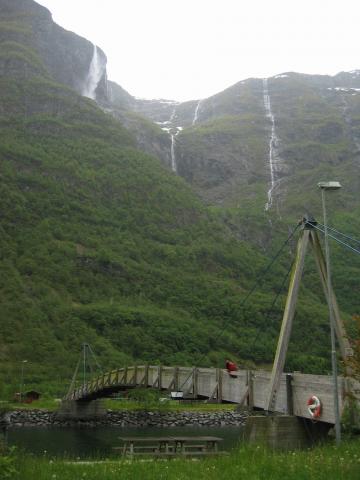 image Gudvangen, cascada desde el restaurante Fjordtell, Noruega