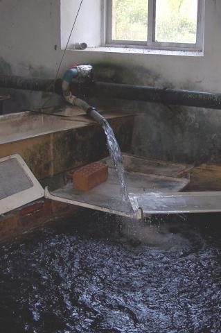 image Entrada de agua del rio en bañeras de una piscifactoría