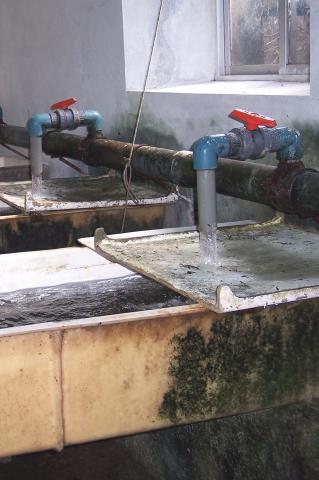 image Bañeras de una piscifactoría llenándose de agua