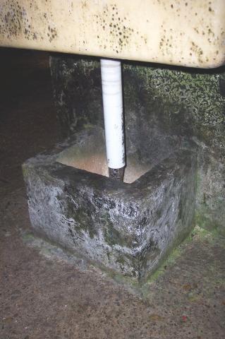 image Salida de agua de una bañera de una piscifactoría