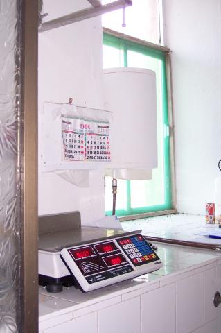 image Báscula y calendarío en las oficinas de una piscifactoría