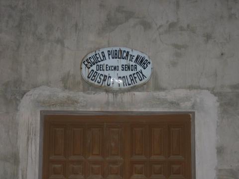 image Letrero de una antigua escuela, Cuenca