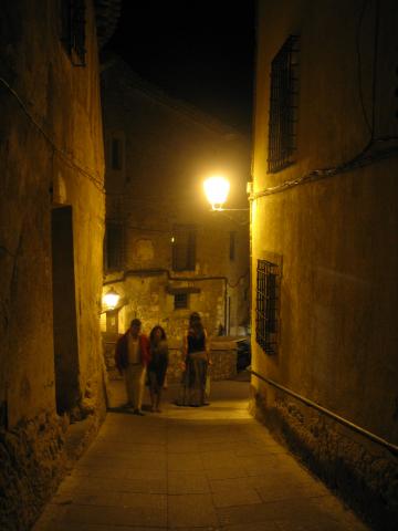 image Calle del casco antiguo de Cuenca de noche