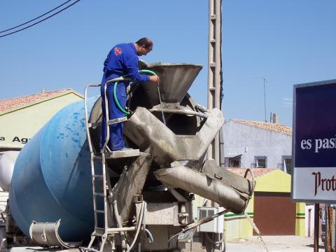 image Hombre limpiando una hormigonera en Peñafiel, Valladolid