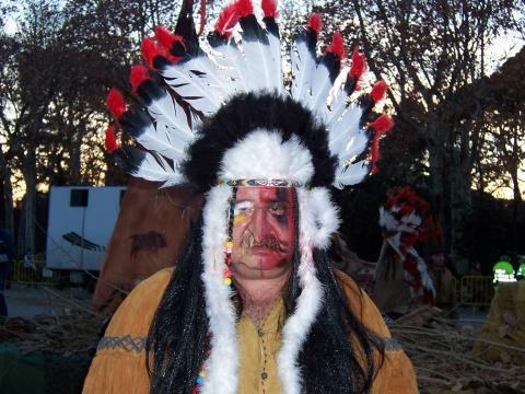 image Hombre disfrazado de indio