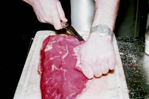 image Limpiando una pieza de ternera