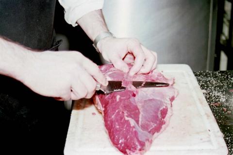 image Limpiando una pieza de ternera