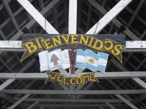 image Cartel de bienvenida en la entrada del Parque Nacional los Arrayanes, Neuquén, Argentina