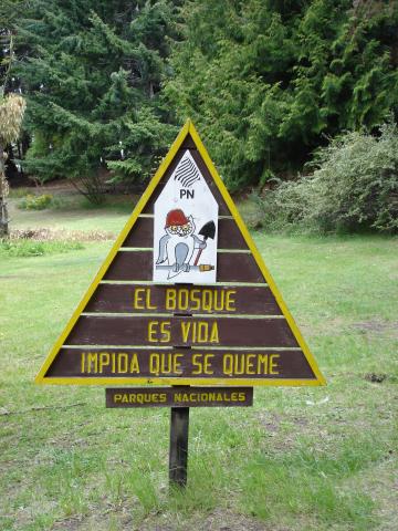 image Cartel contra incendios en Isla Victoria, Parque Nacional Nahuel Huapi, Patagonia Andina, Argentina