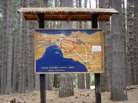 image Cartel de localización en Isla Victoria, Parque Nacional Nahuel Huapi, Patagonia Andina, Argentina