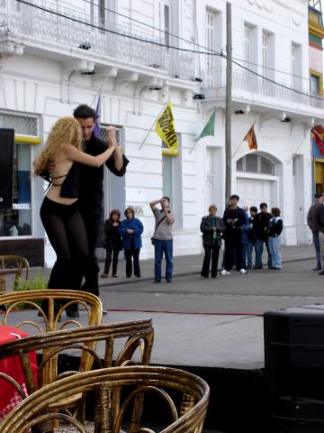 image Pareja bailando el tango en el Barrio de la Boca, Buenos Aires, Argentina