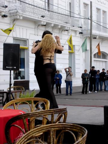 image Pareja bailando el tango en el Barrio de la Boca, Buenos Aires, Argentina