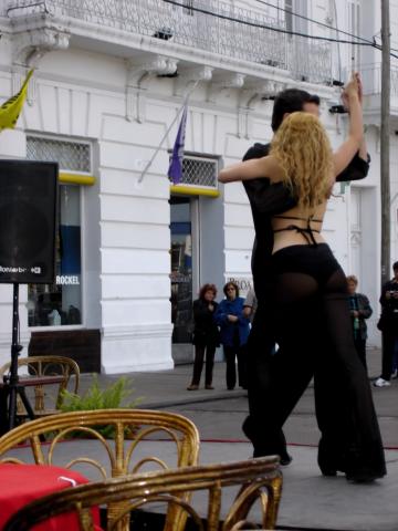 image Pareja bailando el tango en el Barrio de la Boca, Buenos Aires, Argentina