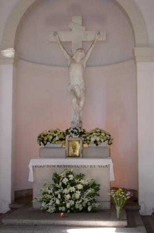 image Cristo crucificado en el Cementerio de la Recoleta, Buenos Aires, Argentina