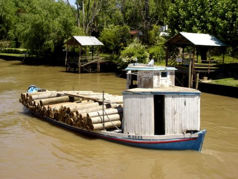 image Embarcación en el delta del Río de la Plata, El Tigre, Buenos Aires, Argentina