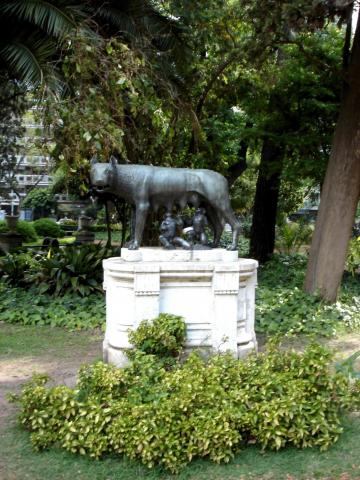 image Escultura de la Loba capitolina, Jardín Botánico de Buenos Aires, Argentina