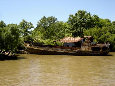 image Embarcación abandonada en el Delta del Río de la Plata, El Tigre, Buenos Aires, Argentina