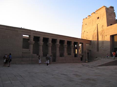 image Columnata y pilono del Templo de Isis, Philae, Egipto