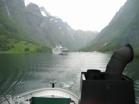 image El Naeroeyfjorden, uno de los fiordos más estrechos, Noruega