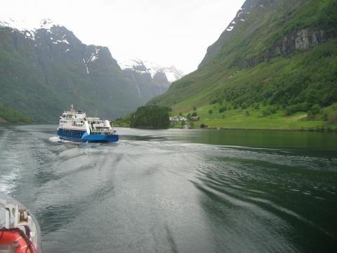 image El Naeroeyfjorden, uno de los fiordos más estrechos, Noruega