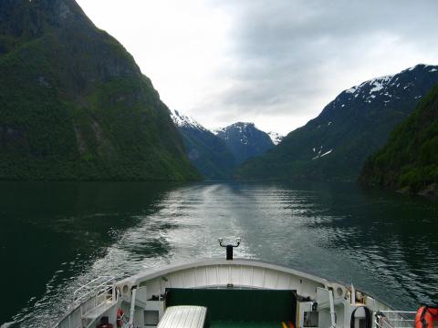 image El Naeroeyfjorden, uno de los fiordos más estrechos, Noruega