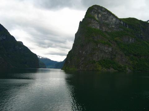 image El Aurrlandsfjorden, en su unión con el Naeroeyfjorden, Noruega