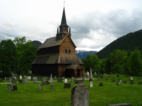 image Stave Kirkje de Kaupanger, Noruega