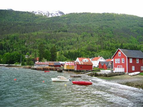 image Solvorn, a orillas del Lusterfjorden, Noruega