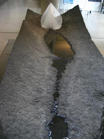 image Fjaerland, hielo de hace más de 1000 años en el Museo del Glaciar, Noruega