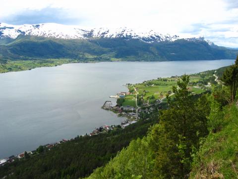 image Utsiken, panorama sobre Sandane y el Gloppenfjorden, Noruega