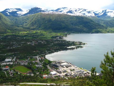 image Utsiken, panorama sobre Sandane y el Gloppenfjorden, Noruega