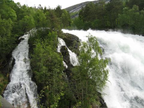 image Cascada de Eidsfossen, junto al rio Gloppen, Noruega