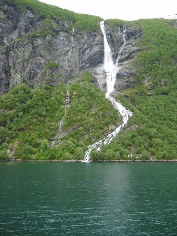 image Cascada sobre el Geirangerfjorden, Noruega