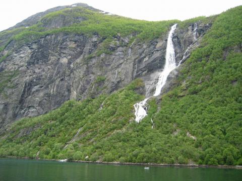 image Cascada sobre el Geirangerfjorden, Noruega