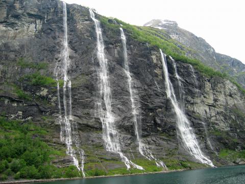 image Cascada de "Las Siete Hermanas" sobre el Geirangerfjorden, Noruega