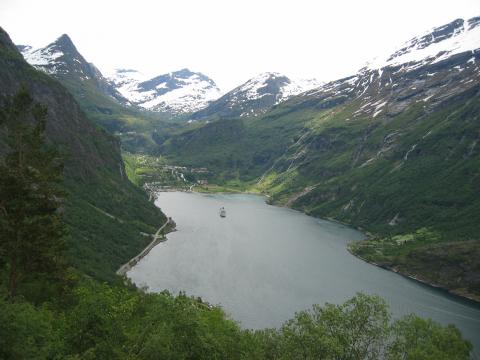 image El Geirangerfjorden visto desde la carretera del Aguila, Noruega