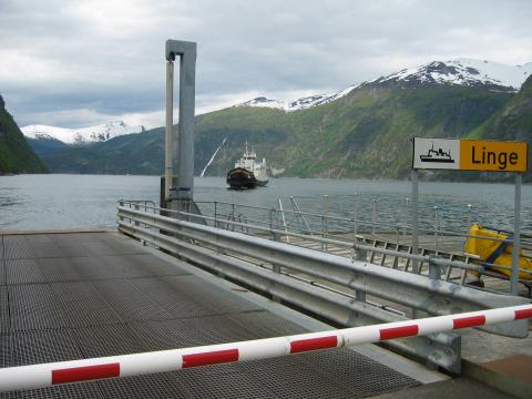 image Ferry desde Eidsdal a Linge, por el Storfjorden, Noruega