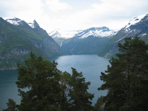 image Vista del Sunnylvsfjorden camino de Hellesylt, Noruega