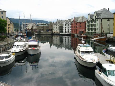 image Puerto y muelles de Aalesund, Noruega