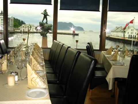 image Restaurante en el puerto de Aalesund, Noruega