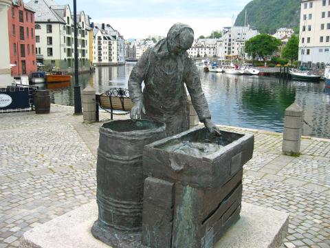 image Monumento a la mujer del marinero, en Aalesund, Noruega
