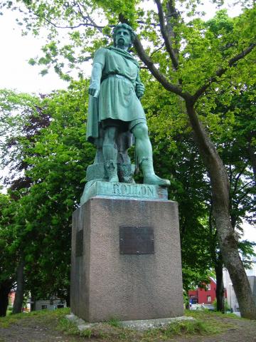 image Jardines de Aalesund, con monumento a su heroe medieval Rollon, Noruega