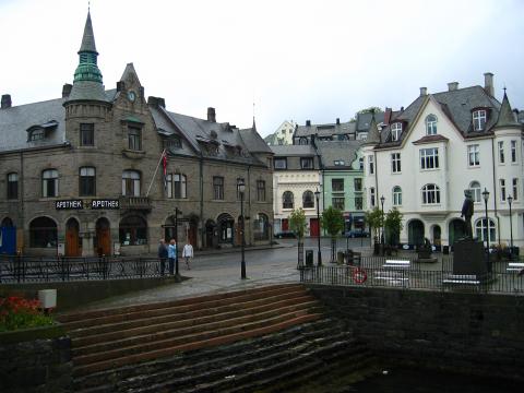 image Farmacia del siglo XIX, en el puerto de Aalesund, Noruega