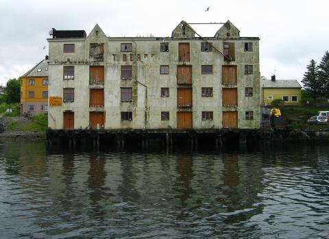 image Las antiguas factorias bacaladeras son ahora nido de gaviotas, Noruega