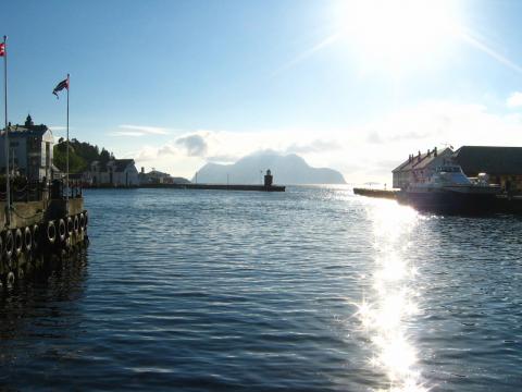image Puesta de sol, en el solsticio de verano, Aalesund, Noruega