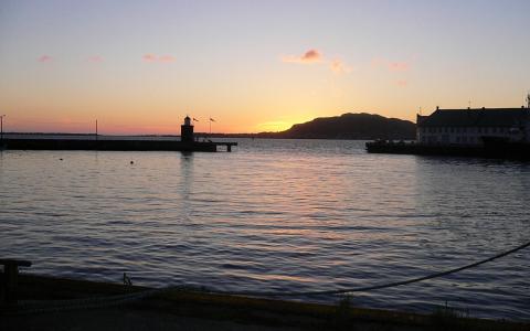 image Puesta de sol, en el solsticio de verano, Aalesund, Noruega